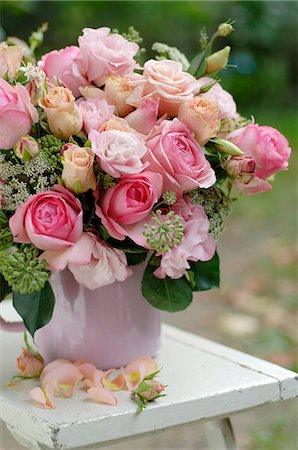 Roses in a damask rose jar Foto de stock - Sin royalties Premium, Código: 689-03131109