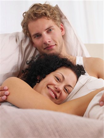 couple heureux au lit Photographie de stock - Premium Libres de Droits, Code: 689-03131286