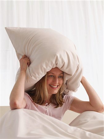 simsearch:689-03131294,k - Pillow fight Foto de stock - Royalty Free Premium, Número: 689-03131296