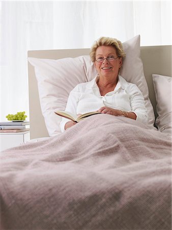 simsearch:689-03131294,k - elderly lady reading in bed Foto de stock - Royalty Free Premium, Número: 689-03131290