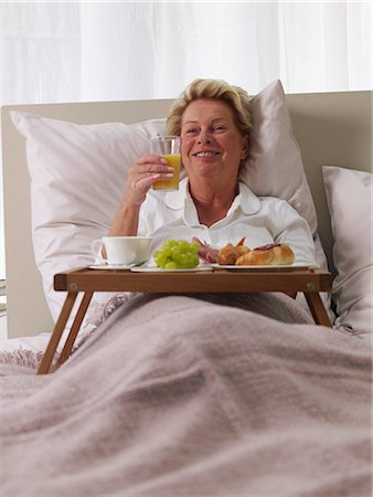 simsearch:689-03131294,k - senior lady having breakfast in bed Foto de stock - Royalty Free Premium, Número: 689-03131293