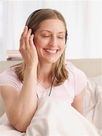 simsearch:689-03131264,k - young woman listening music Stock Photo - Premium Royalty-Free, Code: 689-03131300