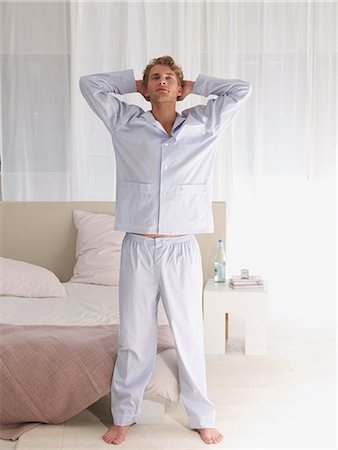 simsearch:689-03131294,k - young man in blue pyjamas Foto de stock - Royalty Free Premium, Número: 689-03131315