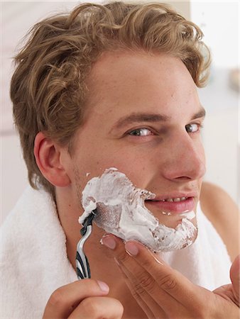 simsearch:689-03131264,k - young man shaving Stock Photo - Premium Royalty-Free, Code: 689-03131339