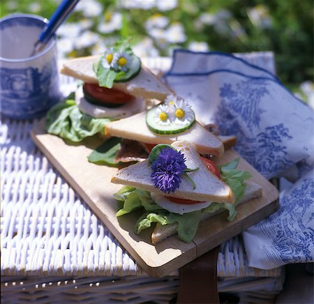 simsearch:689-03131516,k - Sandwiches on a garden table Foto de stock - Sin royalties Premium, Código: 689-03131366