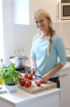 simsearch:6118-07439839,k - Woman slicing tomatoes in kitchen Foto de stock - Sin royalties Premium, Código: 689-03733005