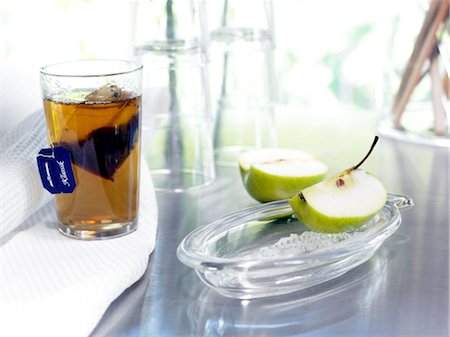 Glass of tea and apple piece on grater Stock Photo - Premium Royalty-Free, Code: 689-03733028