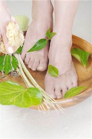 Bain de pieds femme prise Photographie de stock - Premium Libres de Droits, Code: 689-03733081