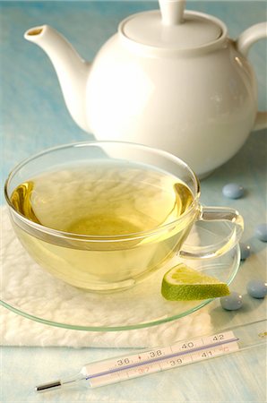 Tea with clinical thermometer, teapot and pills Foto de stock - Sin royalties Premium, Código: 689-03733100