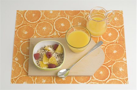 simsearch:689-03733736,k - Muesli with fruit and orange juice Foto de stock - Royalty Free Premium, Número: 689-03733124