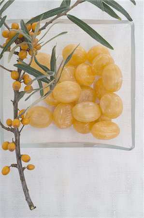 Sea buckthorn branch and candies Foto de stock - Sin royalties Premium, Código: 689-03733129