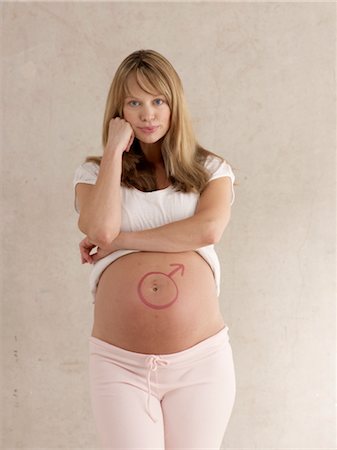 Schwangere Frau mit männlichen Symbol auf Magen Stockbilder - Premium RF Lizenzfrei, Bildnummer: 689-03733172