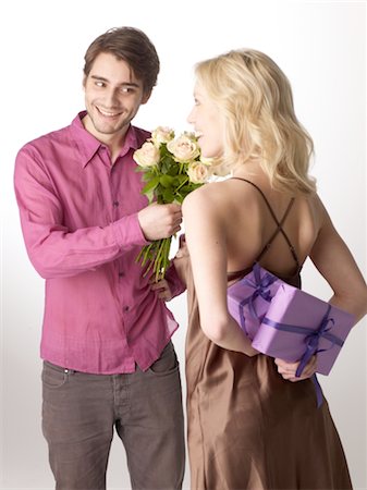 Femme avec l'homme avec bouquet de fleurs et de cadeaux Photographie de stock - Premium Libres de Droits, Code: 689-03733185