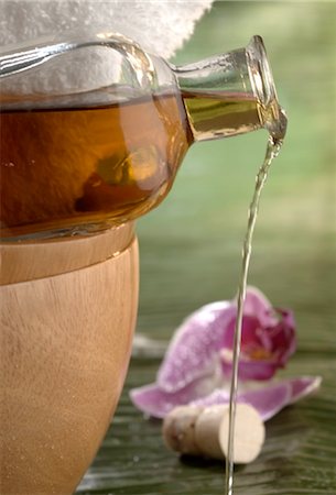 flowing oil - Care oil flowing from bottle Stock Photo - Premium Royalty-Free, Code: 689-03733201