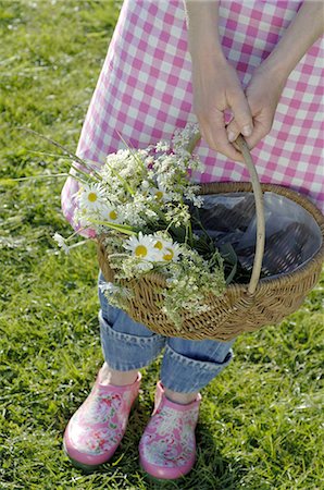 Woman wearing apron holding basket with flowers Foto de stock - Sin royalties Premium, Código: 689-03733229