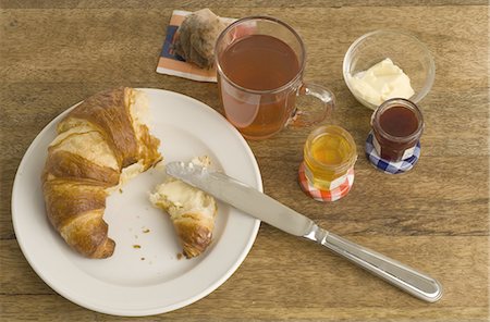 simsearch:853-06120493,k - Breakfast with croissant, jam and tea Stock Photo - Premium Royalty-Free, Code: 689-03733287
