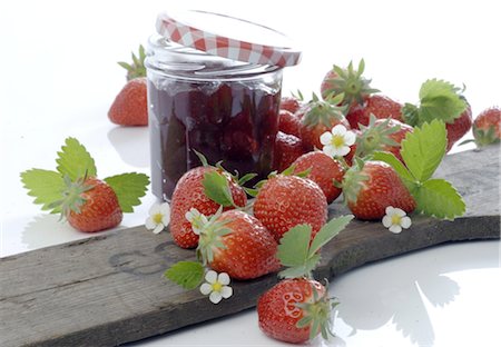 Strawberries and jam Foto de stock - Sin royalties Premium, Código: 689-03733326