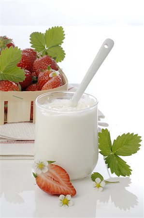 Strawberries in crate and yogurt Stock Photo - Premium Royalty-Free, Code: 689-03733323