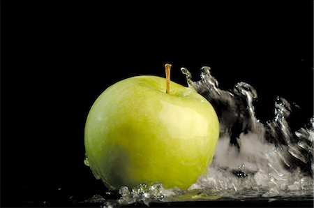 Water splashing on green apple Stock Photo - Premium Royalty-Free, Code: 689-03733344