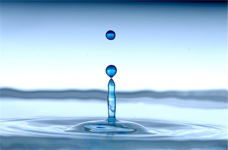 simsearch:614-06624533,k - Drop falling in water Foto de stock - Sin royalties Premium, Código: 689-03733345