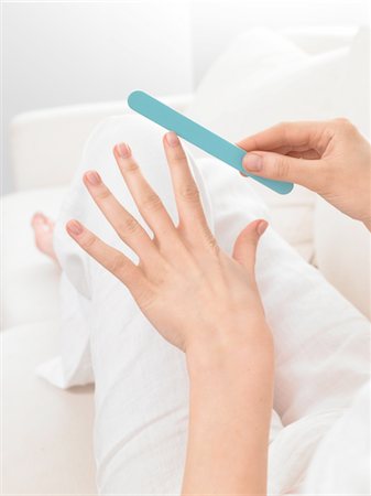 Woman filing her fingernails Foto de stock - Sin royalties Premium, Código: 689-03733365