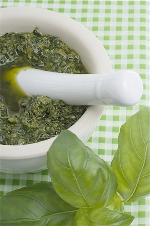 simsearch:689-03733138,k - Feuilles de basilic et pesto Photographie de stock - Premium Libres de Droits, Code: 689-03733411