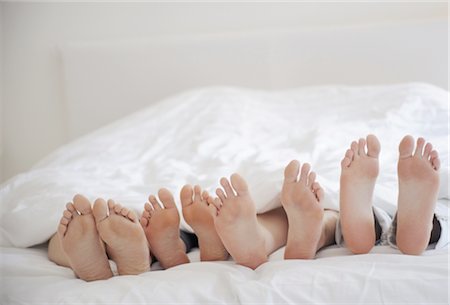 Feet under bedcover Stock Photo - Premium Royalty-Free, Code: 689-03733442