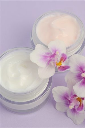 productos de belleza - Cream jars and orchid blossoms Foto de stock - Sin royalties Premium, Código: 689-03733507