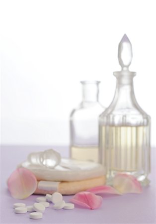productos de belleza - Tissue salts, care oil and petals Foto de stock - Sin royalties Premium, Código: 689-03733520