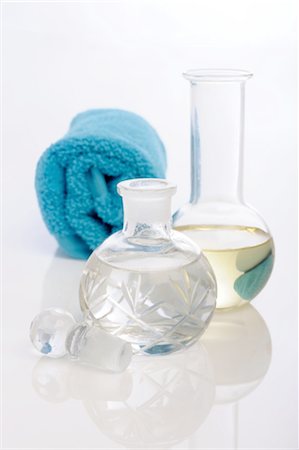 simsearch:633-01272935,k - Care oils and towel Stock Photo - Premium Royalty-Free, Code: 689-03733539