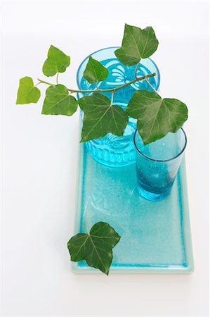 simsearch:689-03733295,k - Ivy and glasses of water on tray Stock Photo - Premium Royalty-Free, Code: 689-03733541