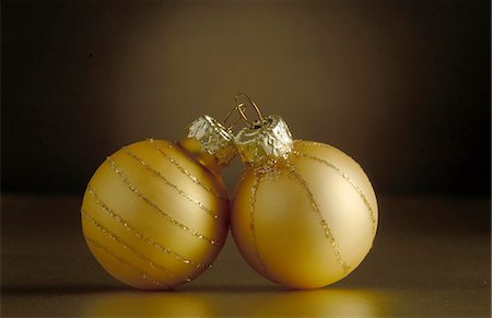 Two golden Christmas baubles Stock Photo - Premium Royalty-Free, Code: 689-03733594