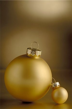 sphere - Two golden Christmas baubles Stock Photo - Premium Royalty-Free, Code: 689-03733602