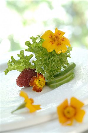 Lettuce with edible flowers Foto de stock - Sin royalties Premium, Código: 689-03733640