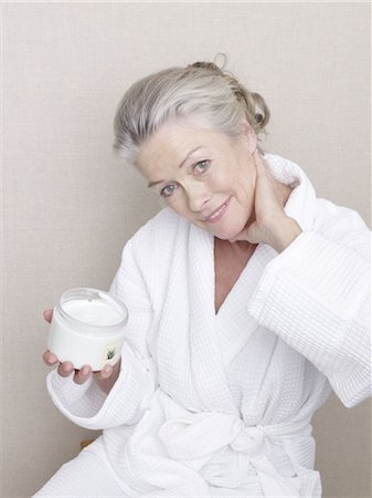 emotional feelings portrait - Senior woman applying cream Foto de stock - Sin royalties Premium, Código: 689-03733680