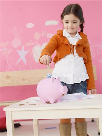 Girl inserting money into piggy bank Foto de stock - Sin royalties Premium, Código: 689-03733698