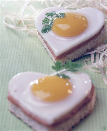 Bread with heart-shaped fried egg Foto de stock - Sin royalties Premium, Código: 689-03733730