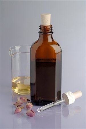 Bouteille d'huile, pétales et pipette Photographie de stock - Premium Libres de Droits, Code: 689-03733753