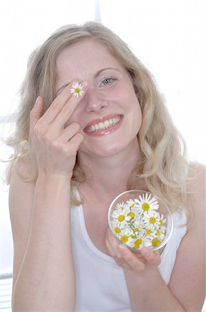 simsearch:689-03733604,k - Woman holding bowl with marguerite blossoms Fotografie stock - Premium Royalty-Free, Codice: 689-03733806