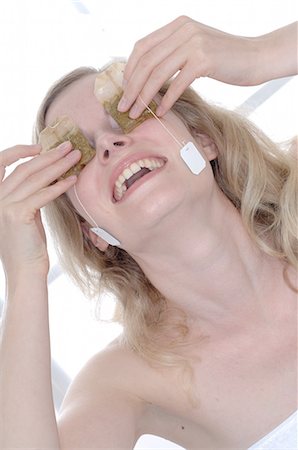 simsearch:689-03733422,k - Woman holding teabags in front of her eyes Stock Photo - Premium Royalty-Free, Code: 689-03733810