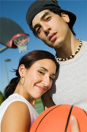simsearch:694-03319860,k - Couple au terrain de basket. Photographie de stock - Premium Libres de Droits, Code: 694-03318177