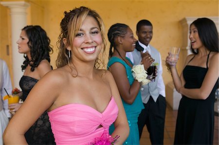prom dresses - Well-dressed teenagers mingling at school dance Foto de stock - Sin royalties Premium, Código: 694-03318749