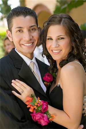 simsearch:694-03318741,k - Well-dressed teenage couple embracing outside school dance, portrait Fotografie stock - Premium Royalty-Free, Codice: 694-03318757