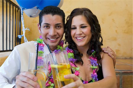 prom dresses - Well-dressed teenage couple toasting drinks outside school dance Foto de stock - Sin royalties Premium, Código: 694-03318761
