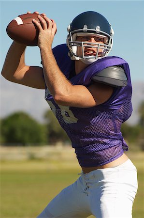 quarterback - Quarterback throwing ball on field, portrait Stock Photo - Premium Royalty-Free, Code: 694-03319116