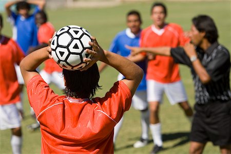 simsearch:694-03330729,k - Soccer player throwing in ball, back view Foto de stock - Royalty Free Premium, Número: 694-03319193