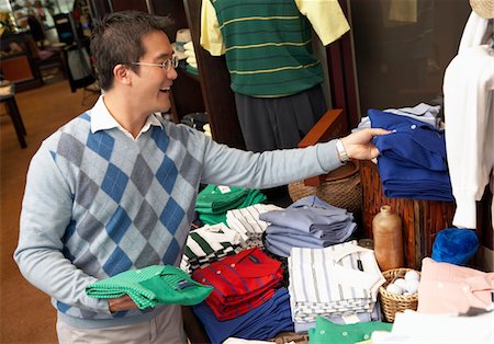 simsearch:694-03319744,k - Mid-adult man looking at merchandise, shopping in Golf Shop Photographie de stock - Premium Libres de Droits, Code: 694-03319762