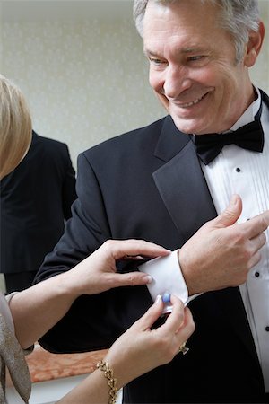 Femme d'âge moyen de fixation bouton de manchette de mari Photographie de stock - Premium Libres de Droits, Code: 694-03326823