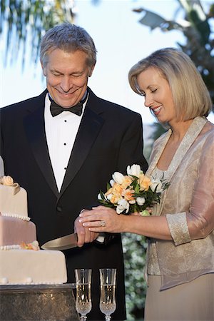 Couple d'âge mûr coupe gâteau de mariage, portrait Photographie de stock - Premium Libres de Droits, Code: 694-03326845