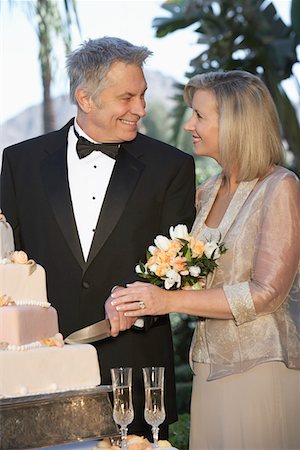Couple d'âge mûr coupe gâteau de mariage, portrait Photographie de stock - Premium Libres de Droits, Code: 694-03326846